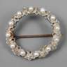Brosche mit Perlenbesatz