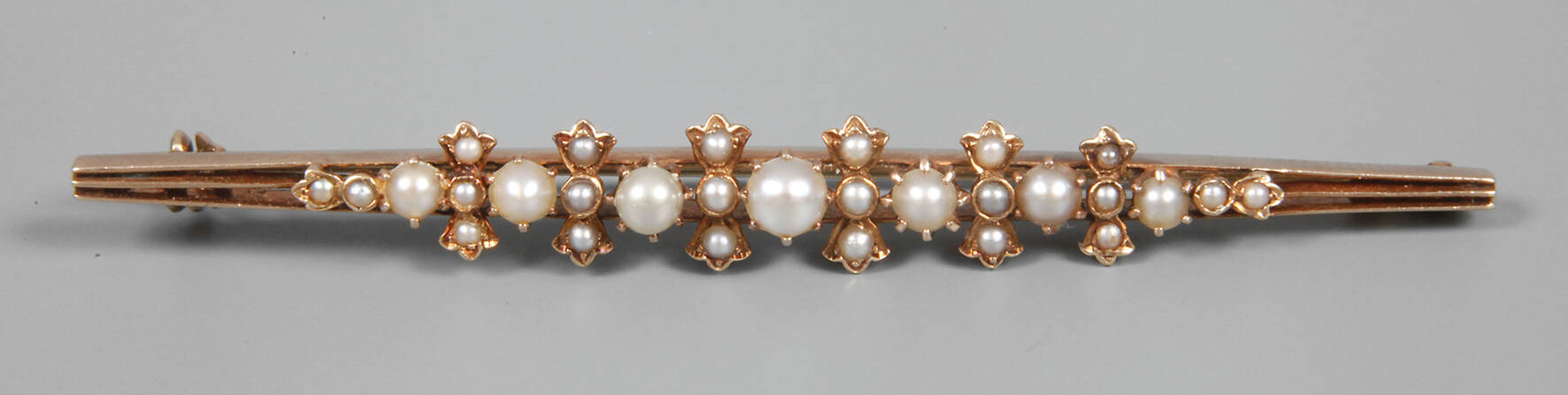 Stabbrosche mit Perlen