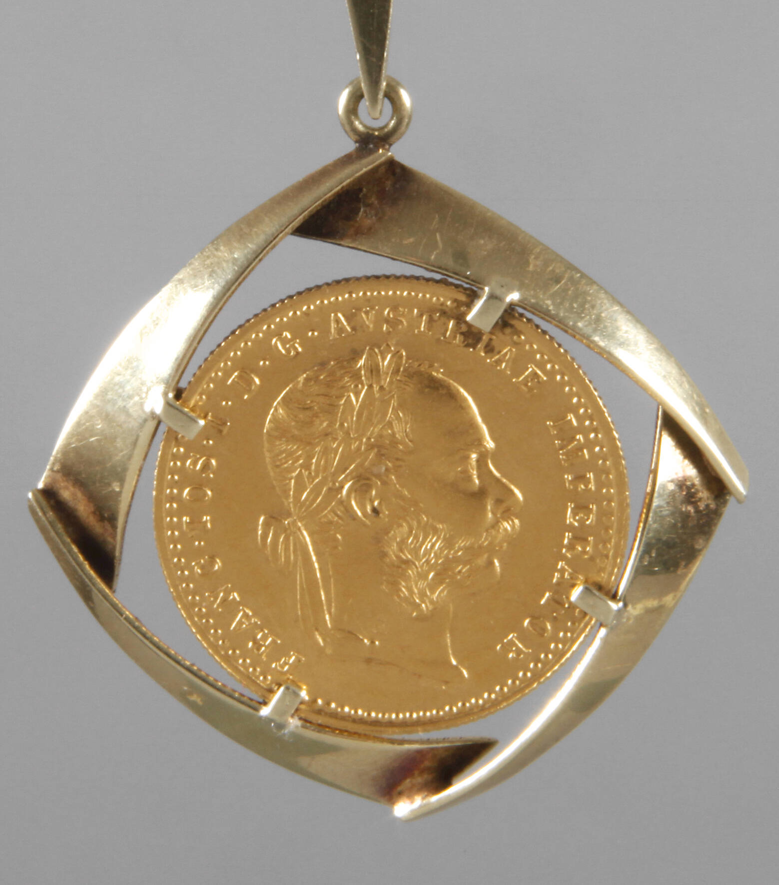 Anhänger mit Münze