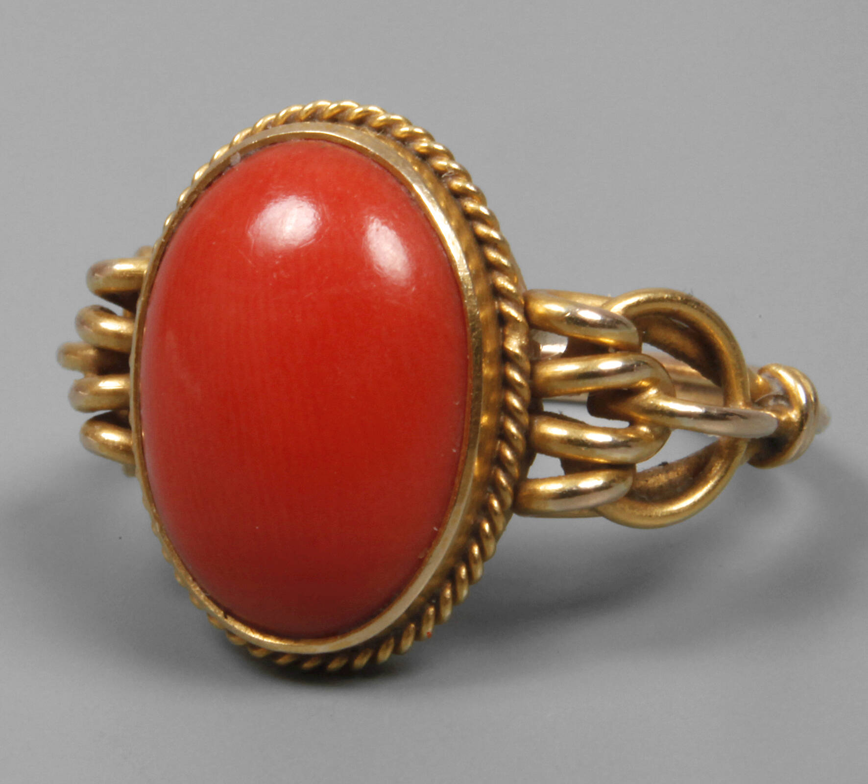Damenring mit Koralle