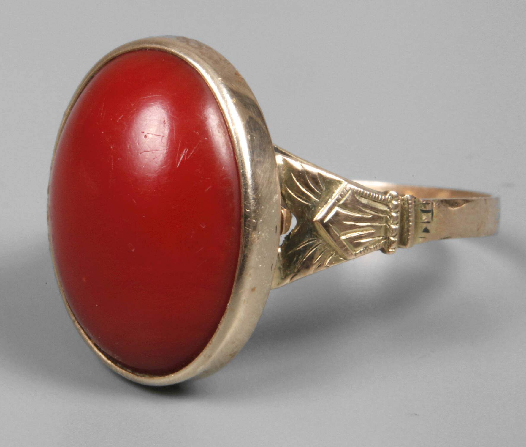 Damenring mit Koralle