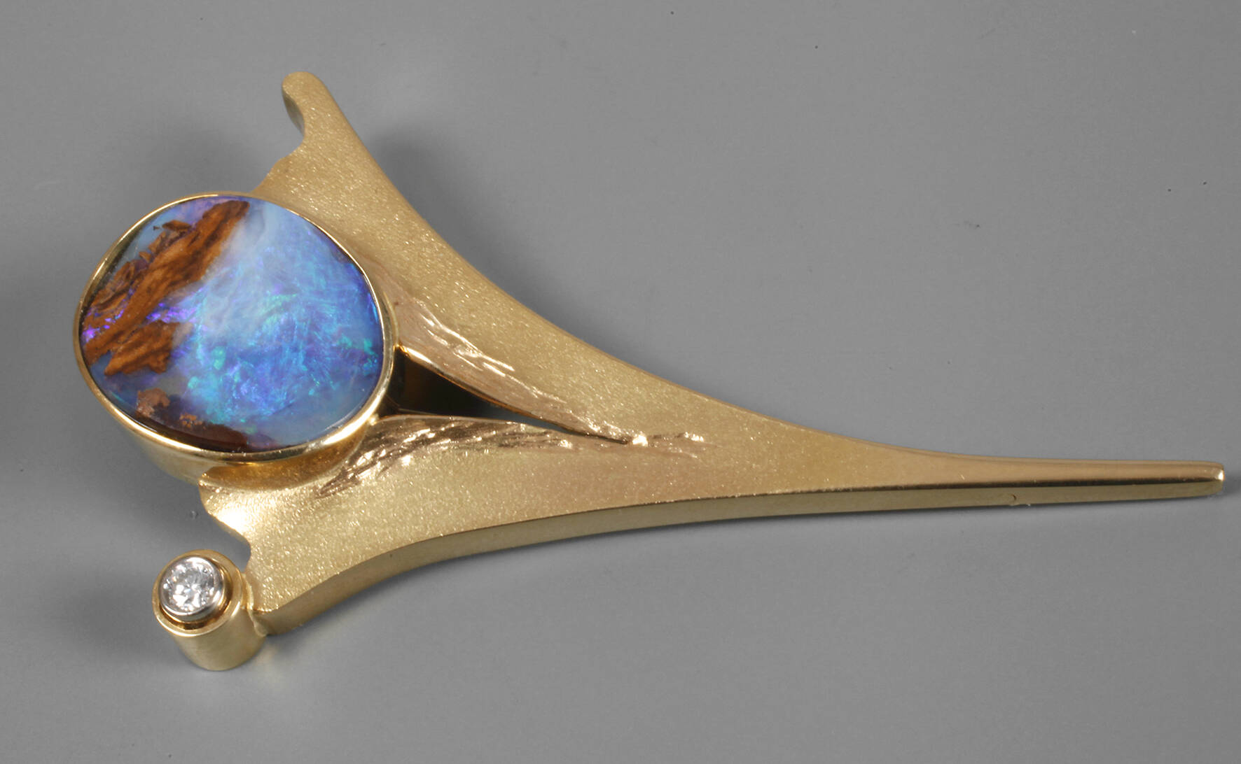 Brosche mit Edelopal und Brillant