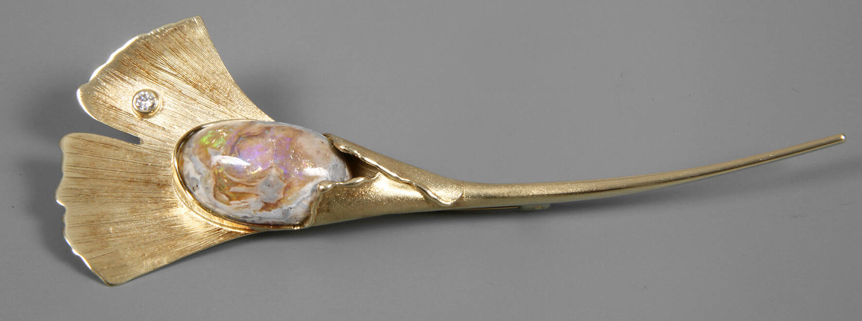 Brosche mit Edelopal und Brillant