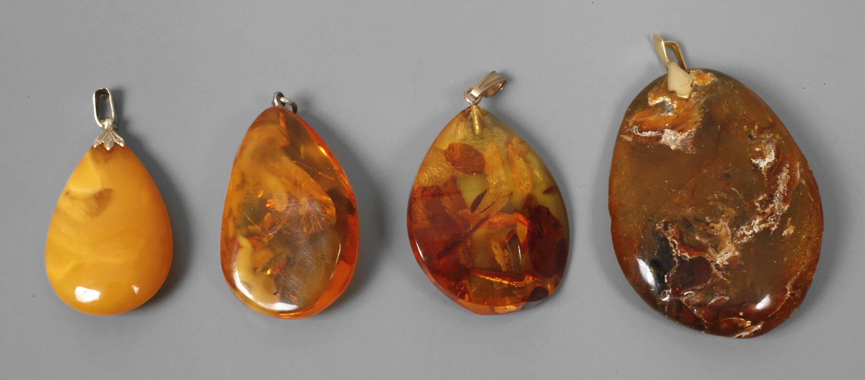 Vier Bernsteinanhänger