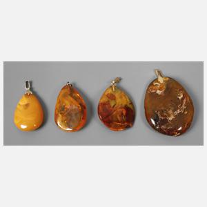 Vier Bernsteinanhänger