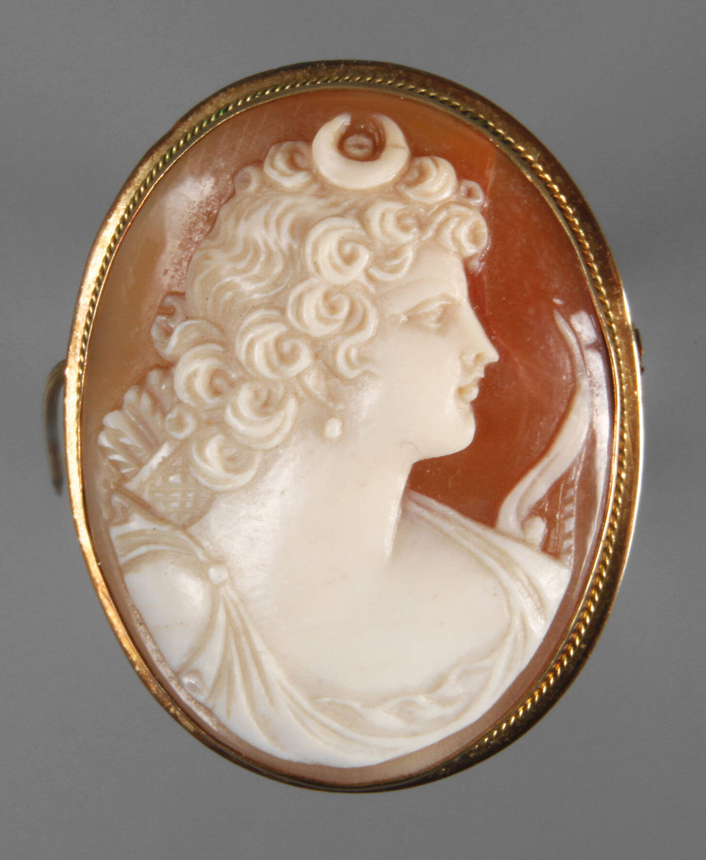 Brosche mit Muschelkamee