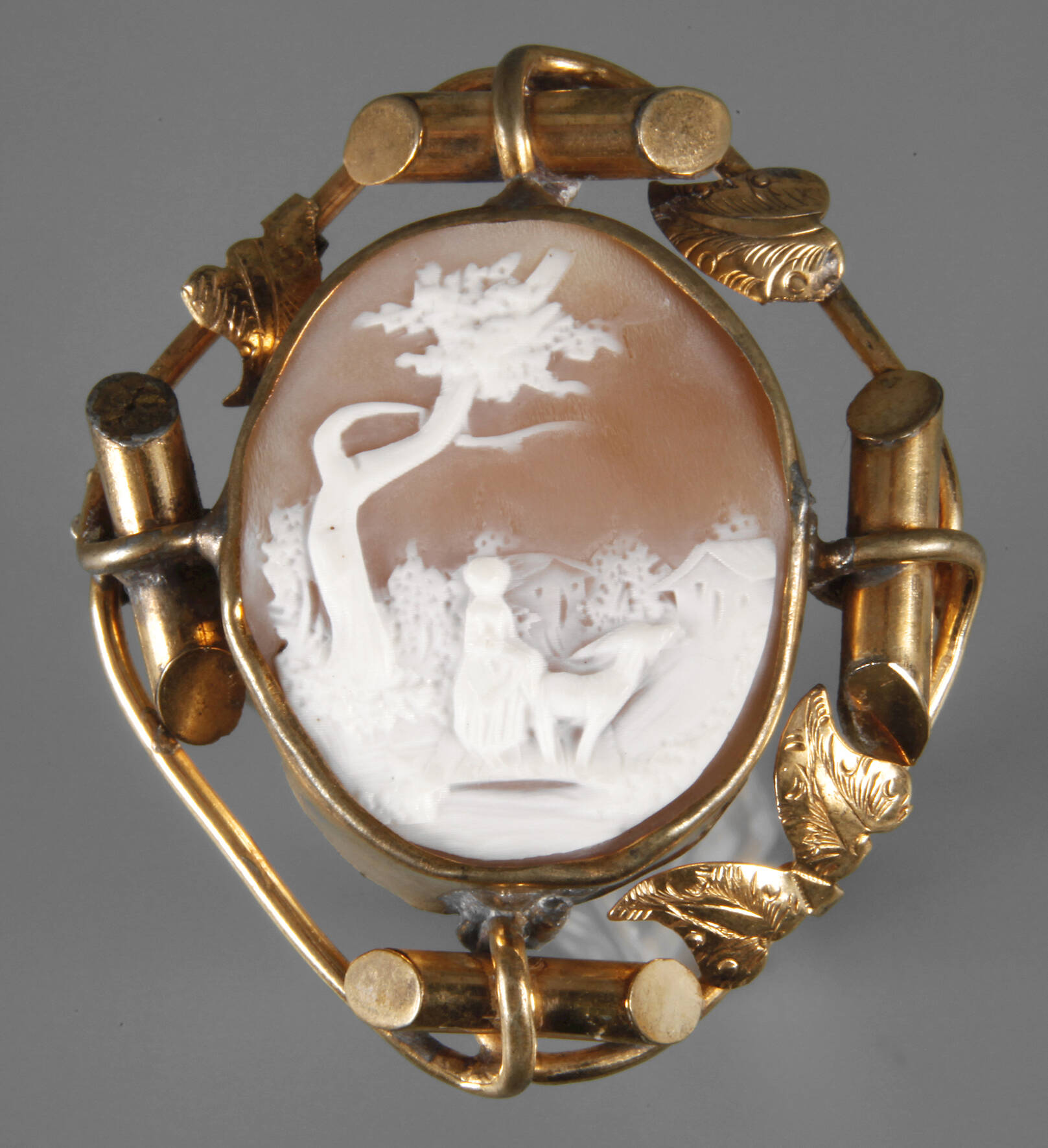 Brosche mit Muschelkamee