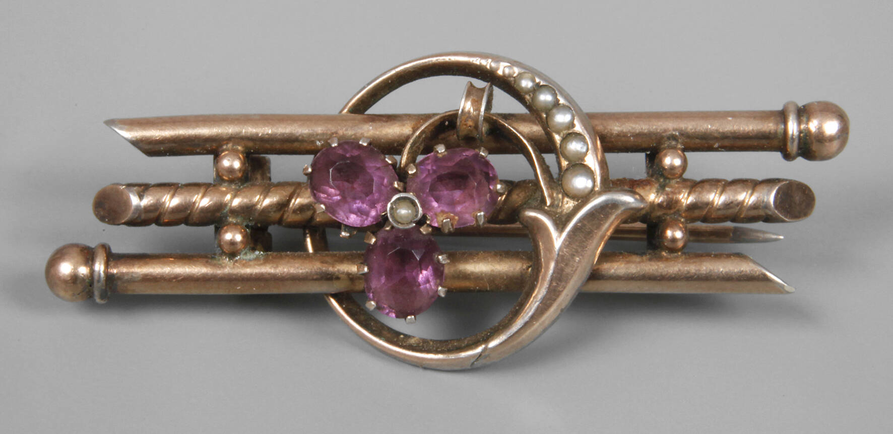 Brosche mit Amethysten und Saatperlen
