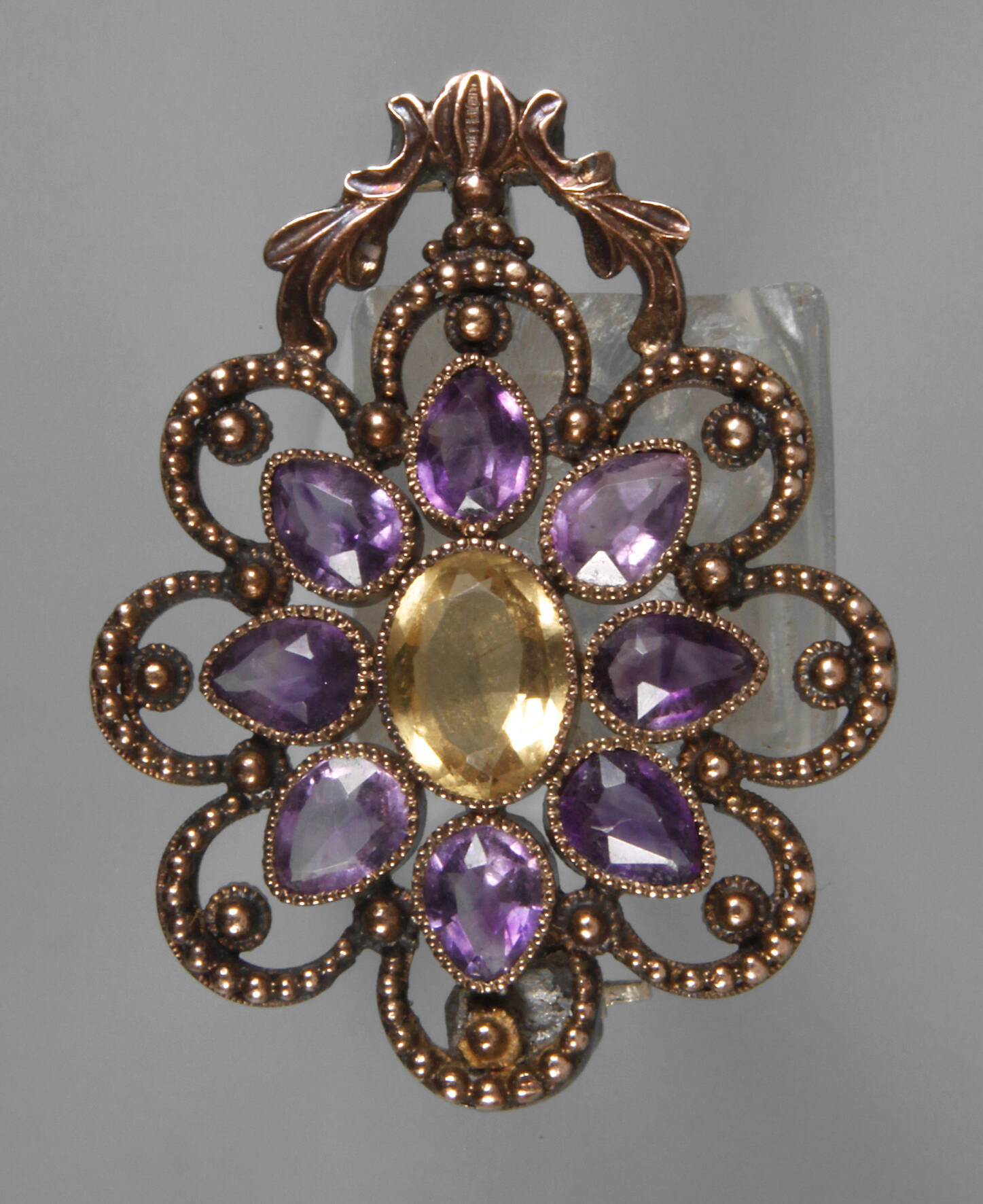 Feine Brosche mit Steinbesatz