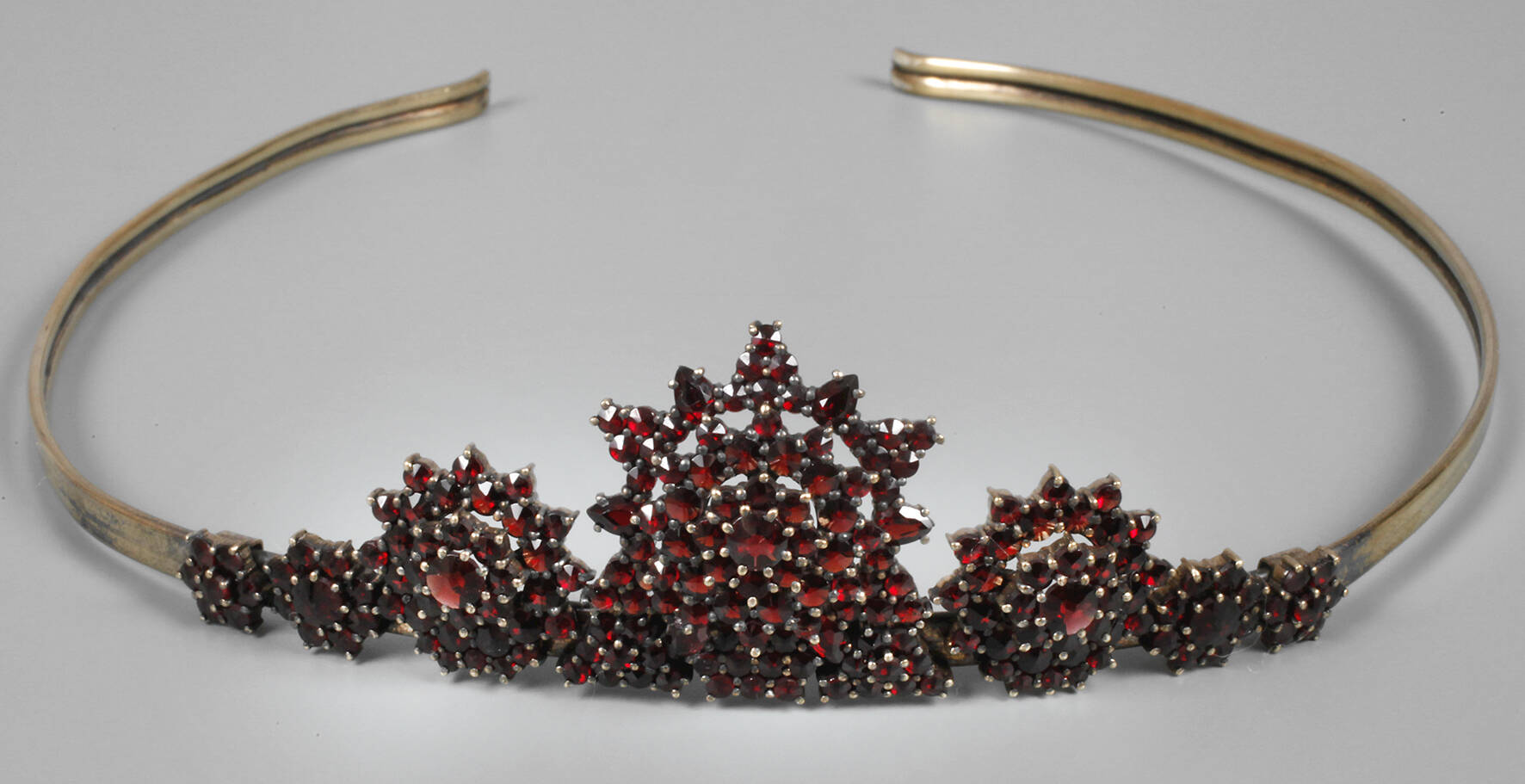 Tiara mit Granatbesatz