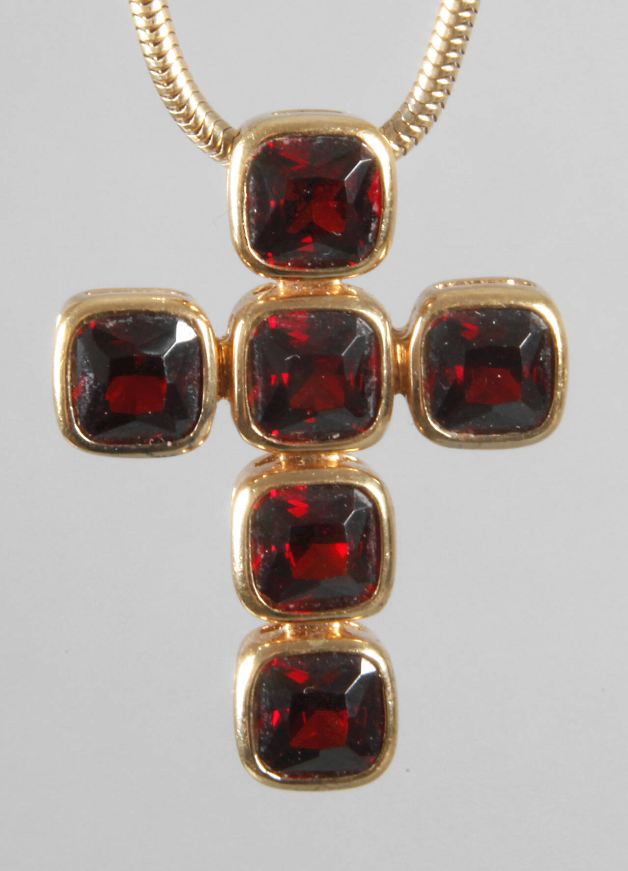 Kreuz mit Granaten an Kette