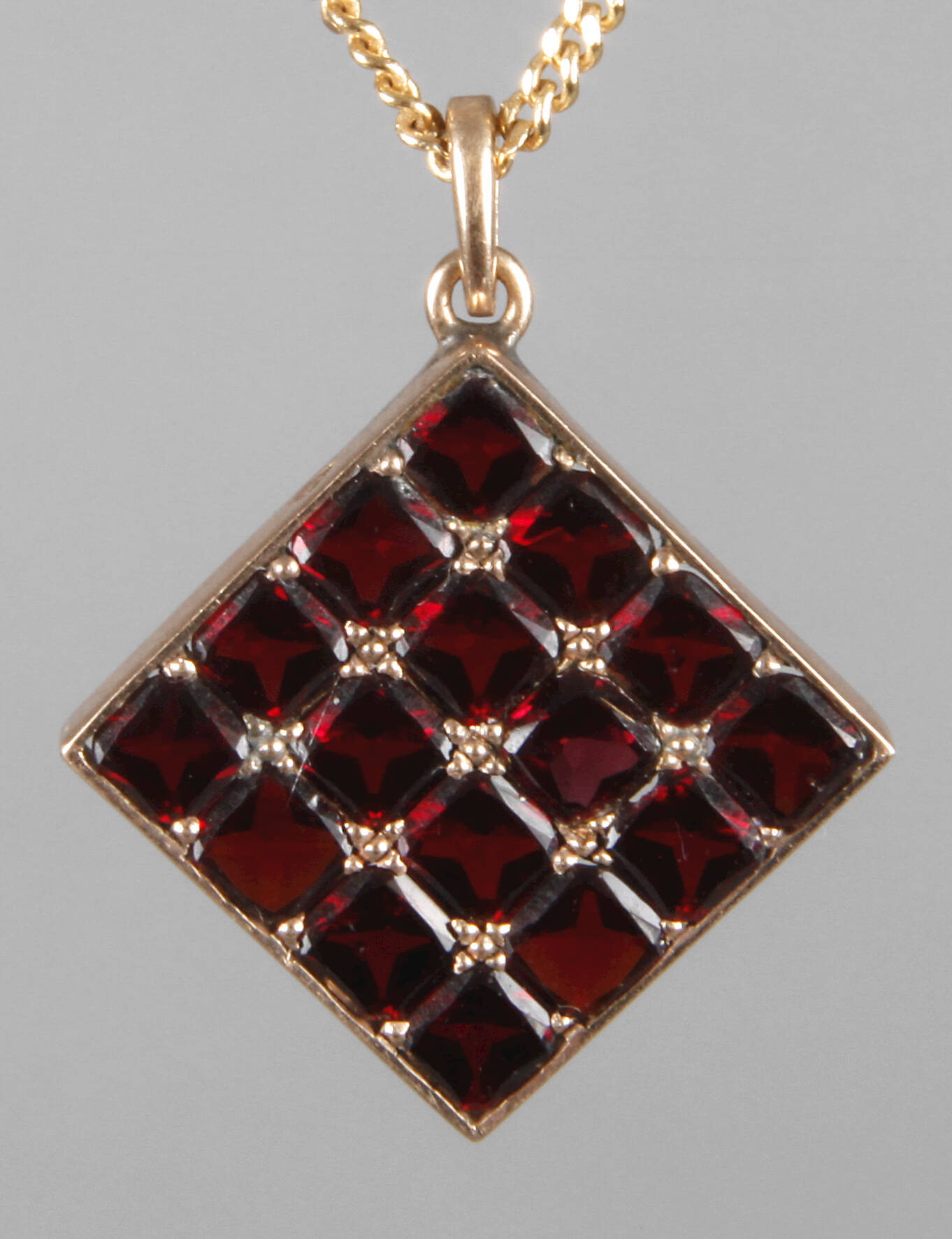 Granatanhänger an Kette