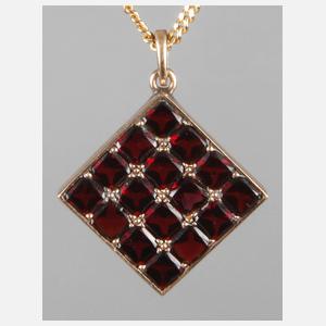 Granatanhänger an Kette