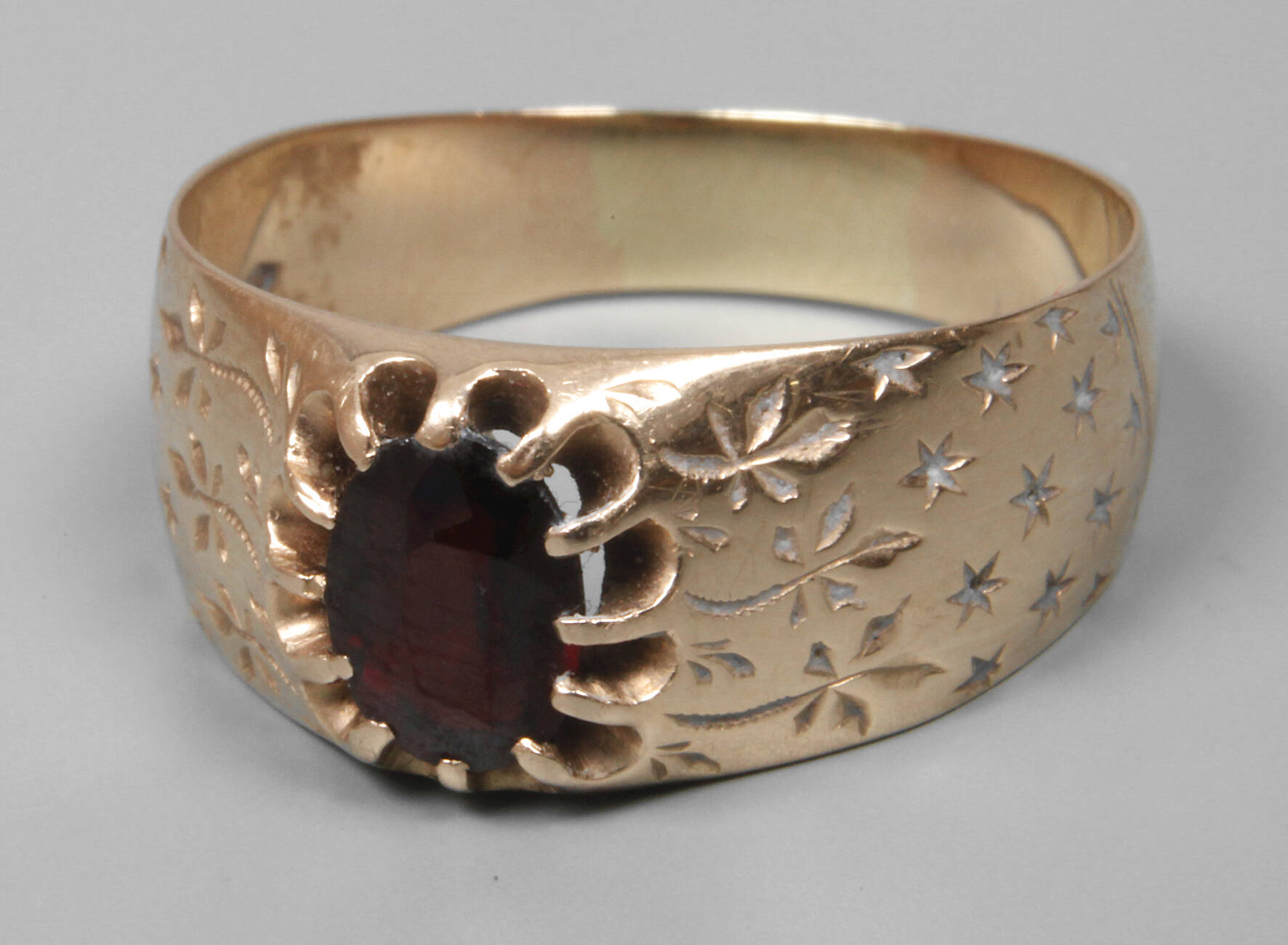 Damenring mit Granat