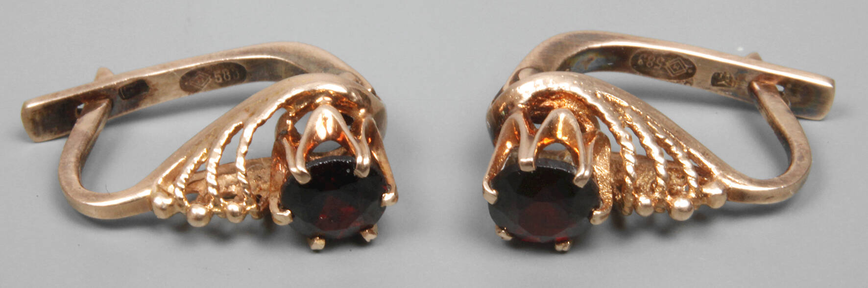 Paar Ohrringe mit Granaten