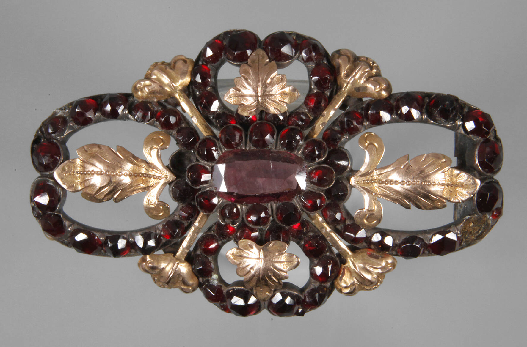 Brosche mit Granaten