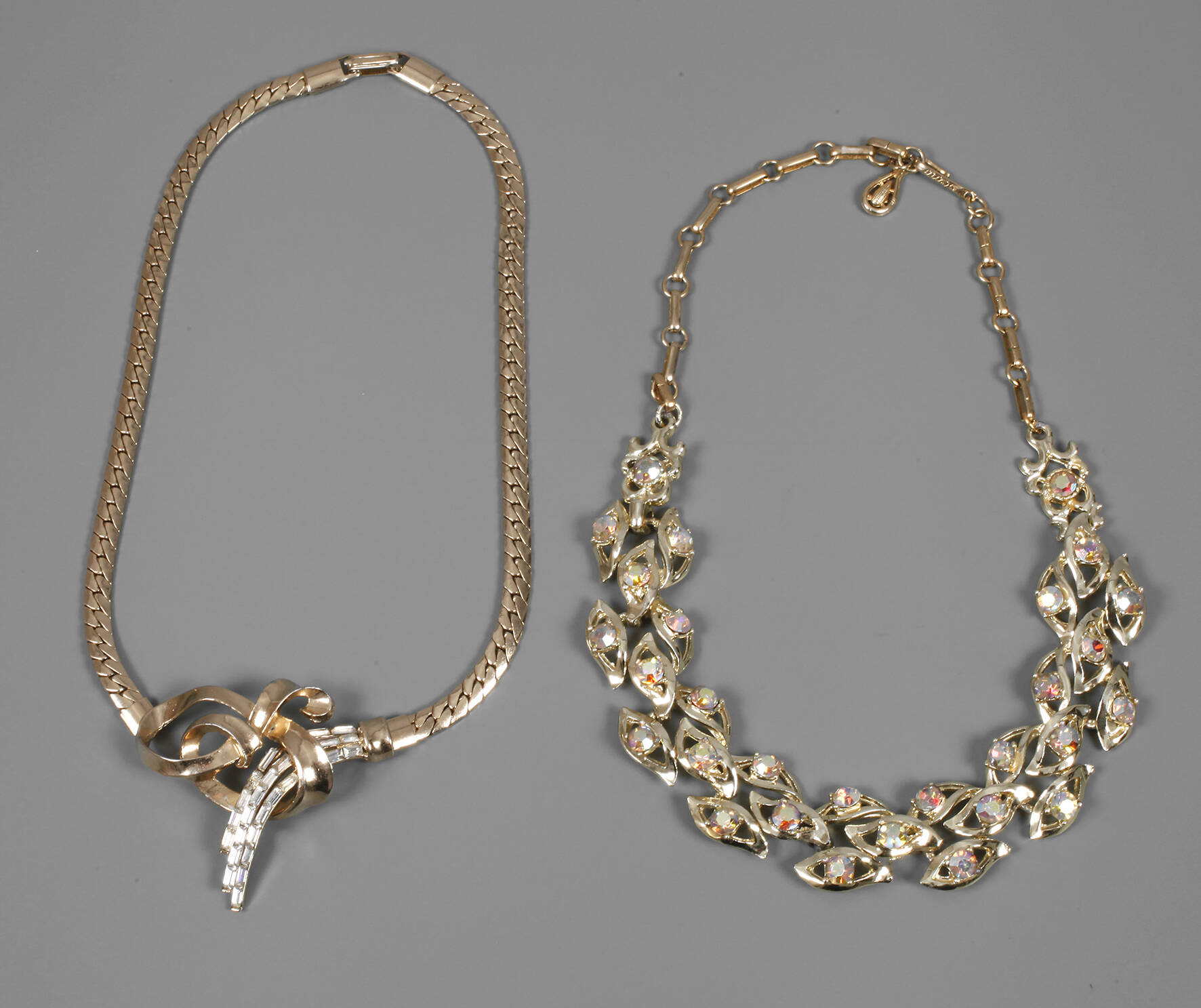 Coro, zwei Colliers mit Besatz