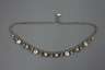 Weiss, Collier mit Besatz
