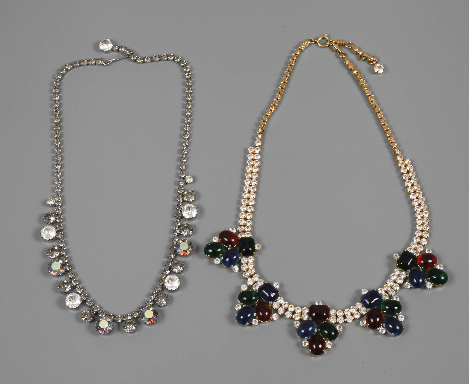 Weiss, Collier mit Besatz