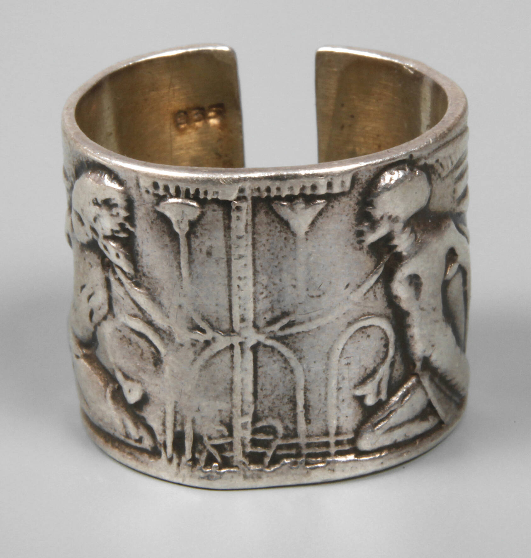 Ring mit ägyptischen Motiven