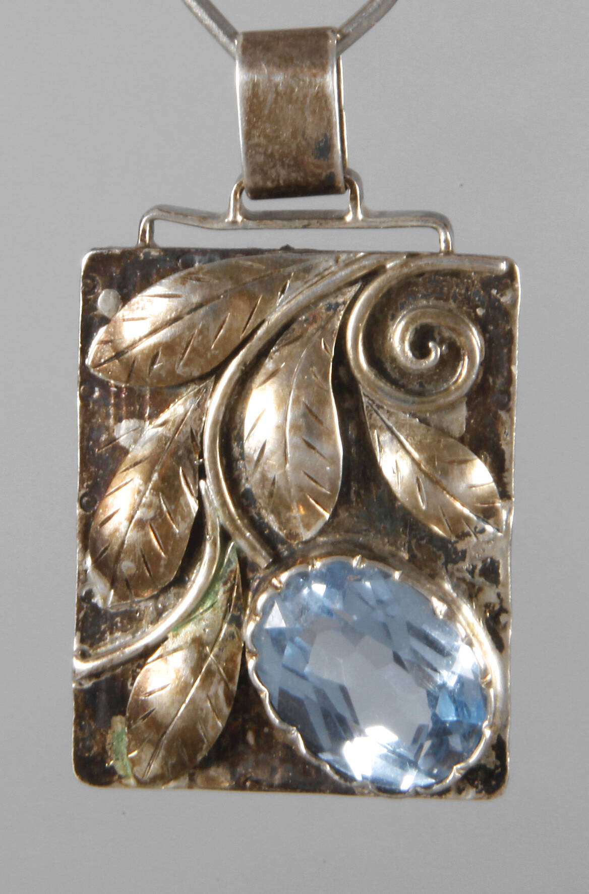 Anhänger mit Steinbesatz