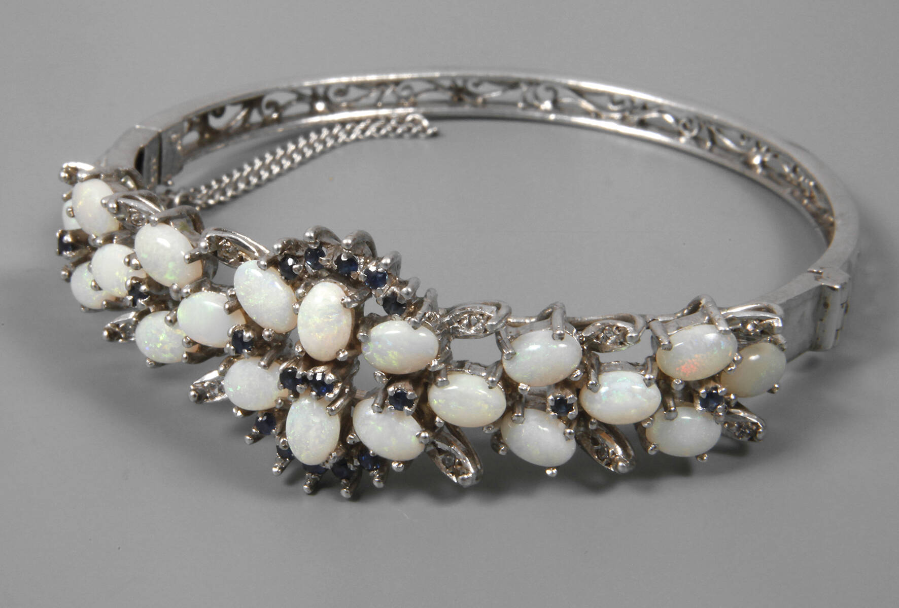 Armreif mit Opalen und Saphiren