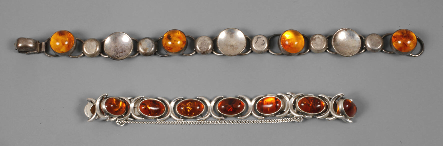 Zwei Armbänder mit Bernsteinen
