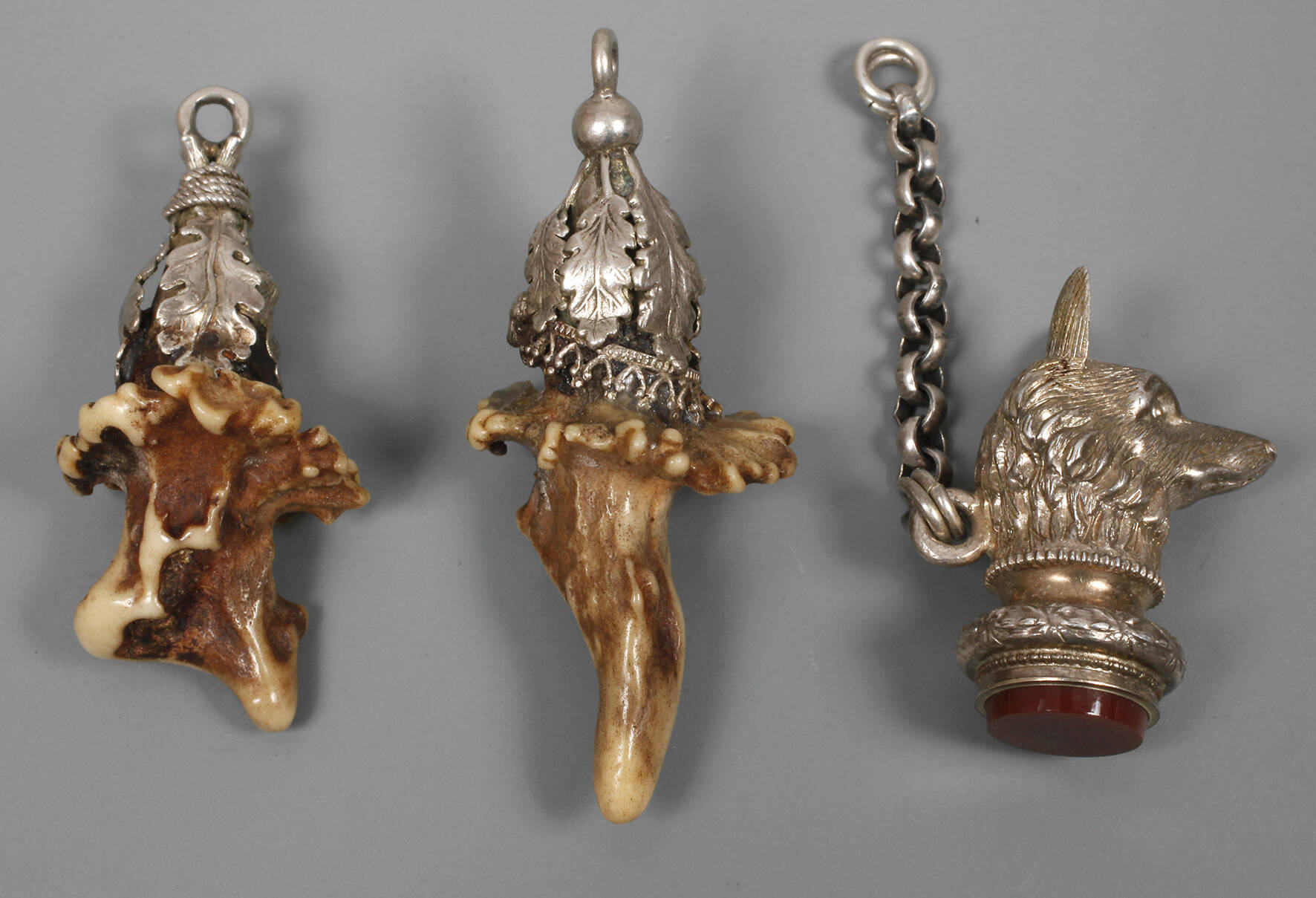 Drei Trachtenanhänger