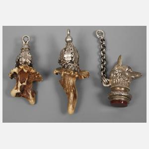 Drei Trachtenanhänger