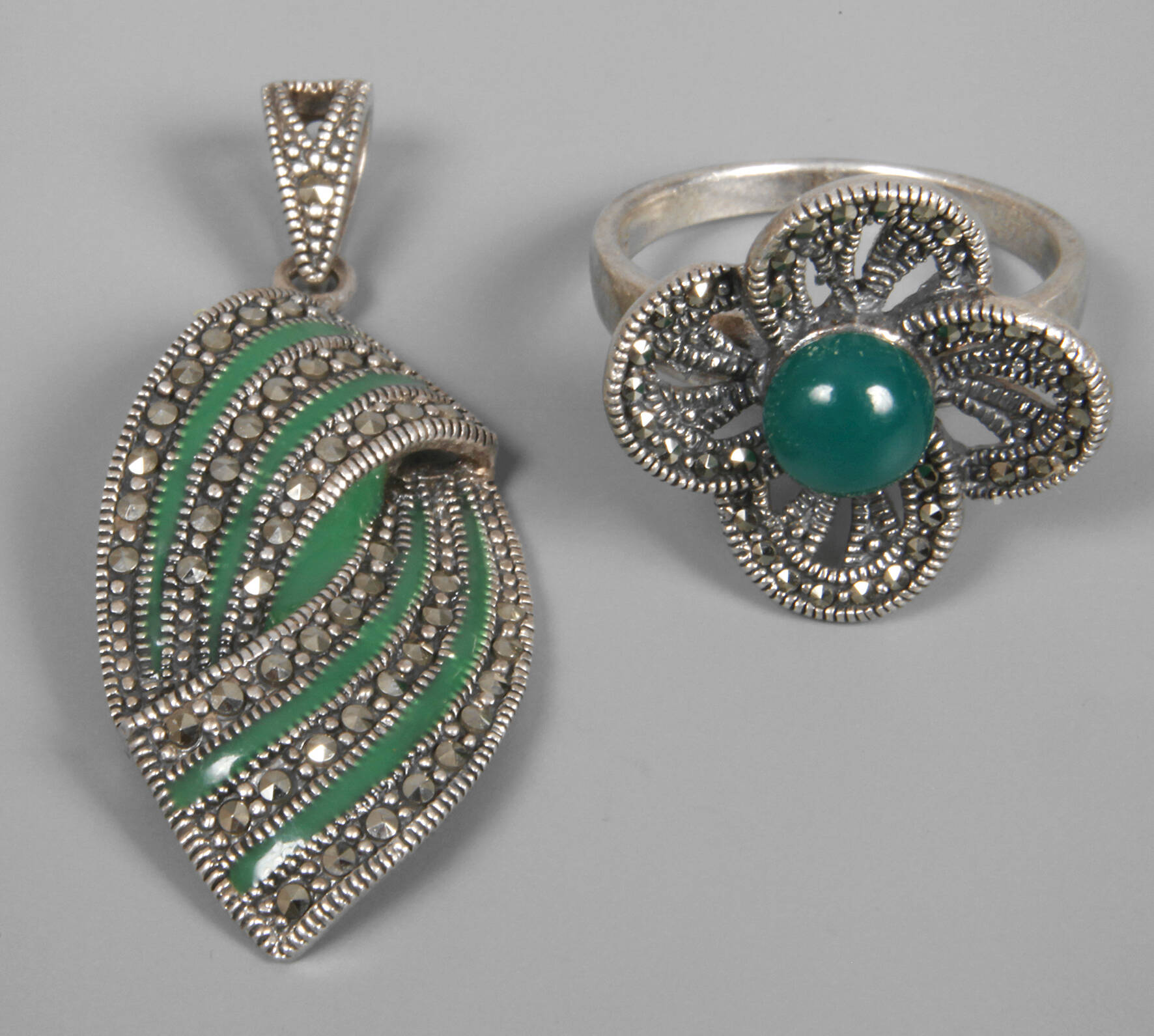 Zwei Teile Markasitschmuck