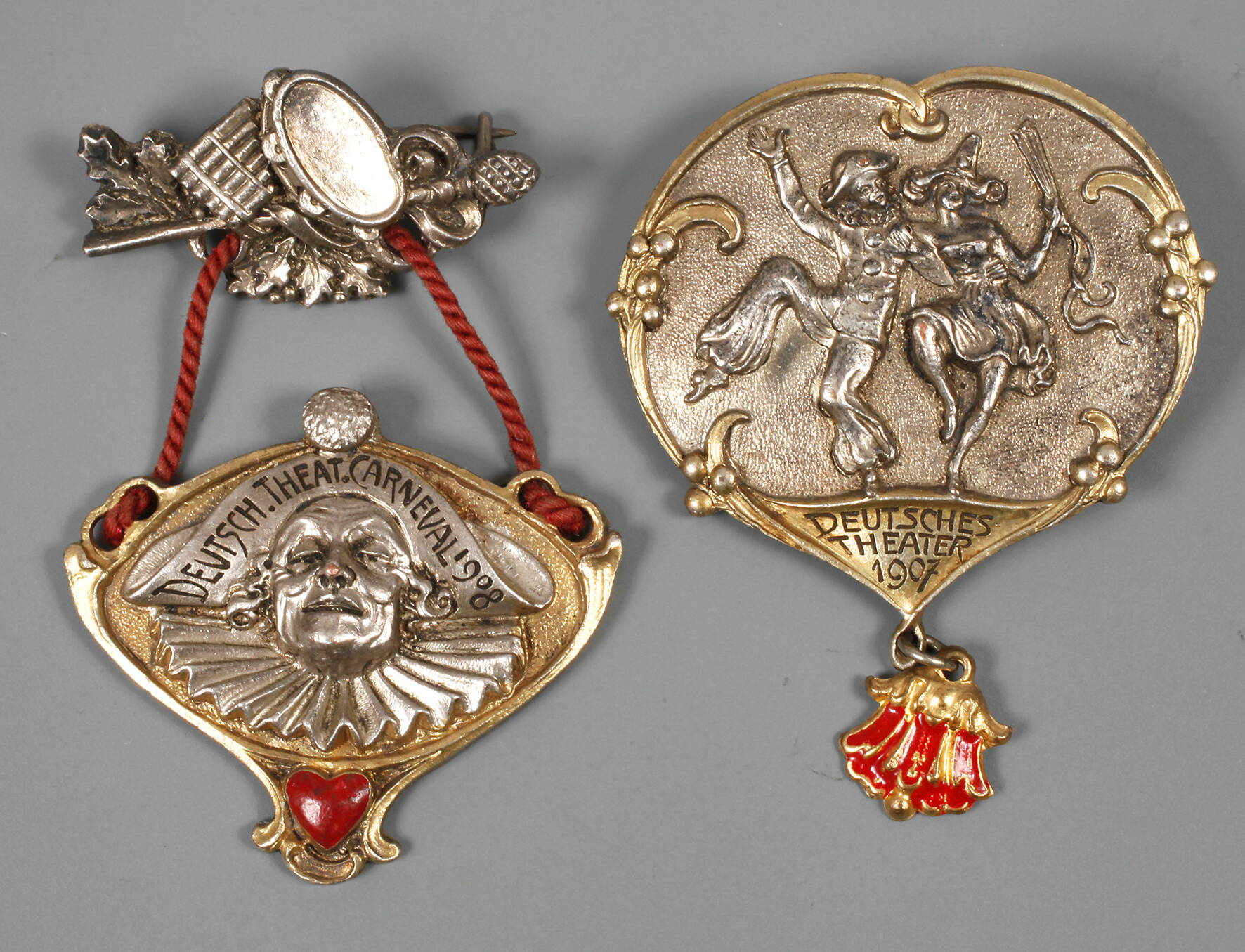 Zwei Broschen Deutsches Theater