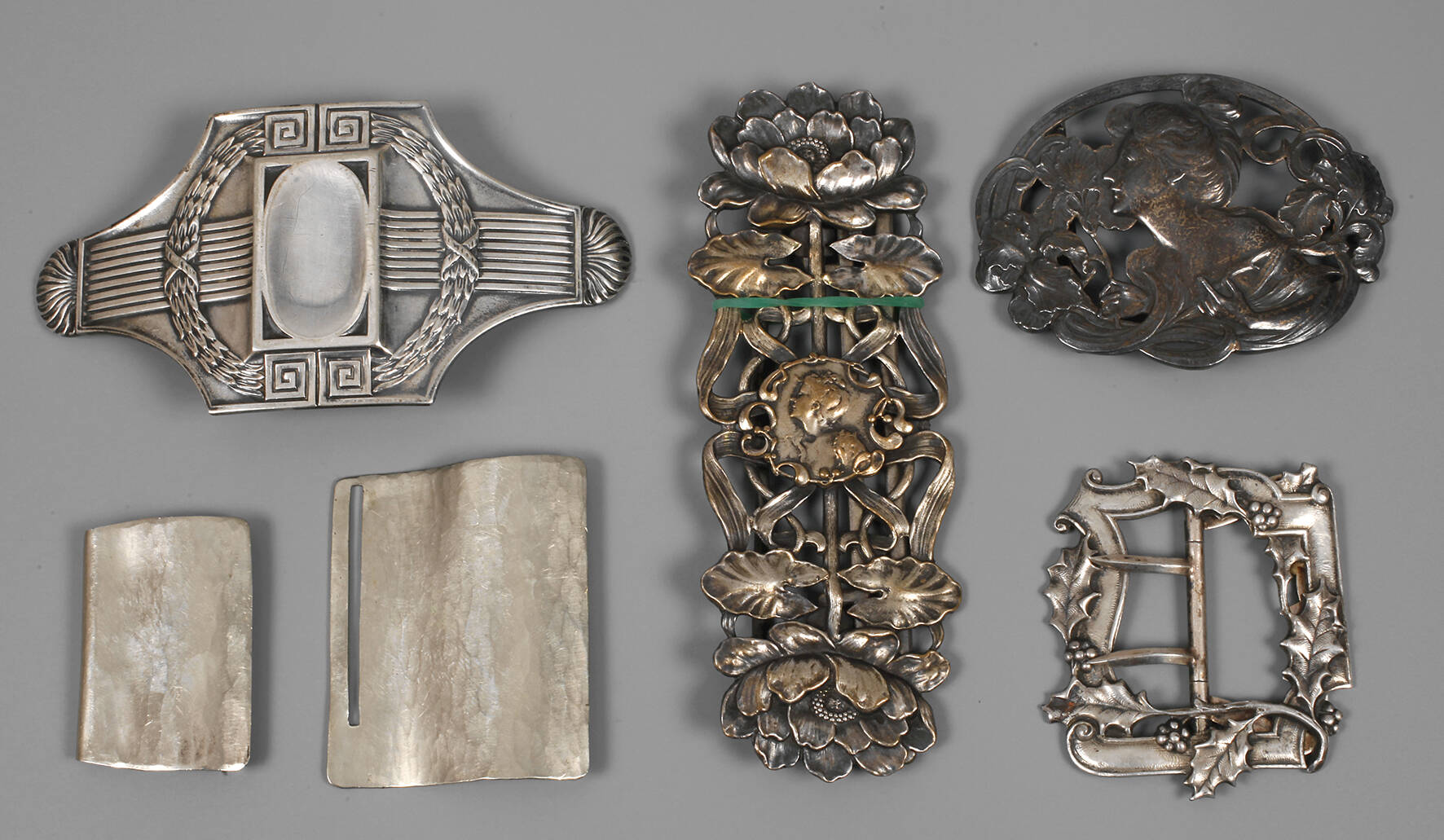 Fünf Gürtelschließen