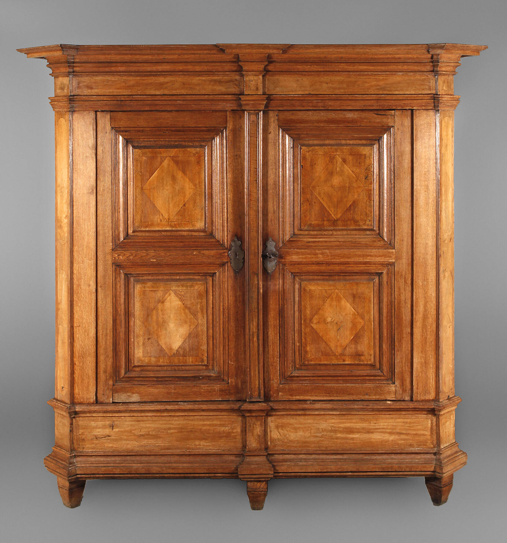 Barocker Hallenschrank