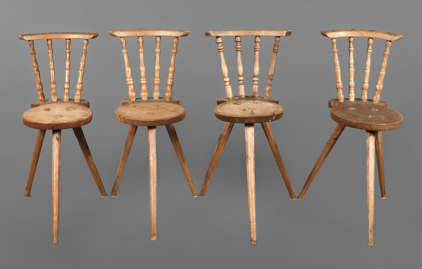 Vier bäuerliche Brettstühle