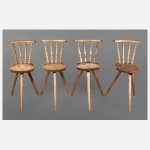 Vier bäuerliche Brettstühle