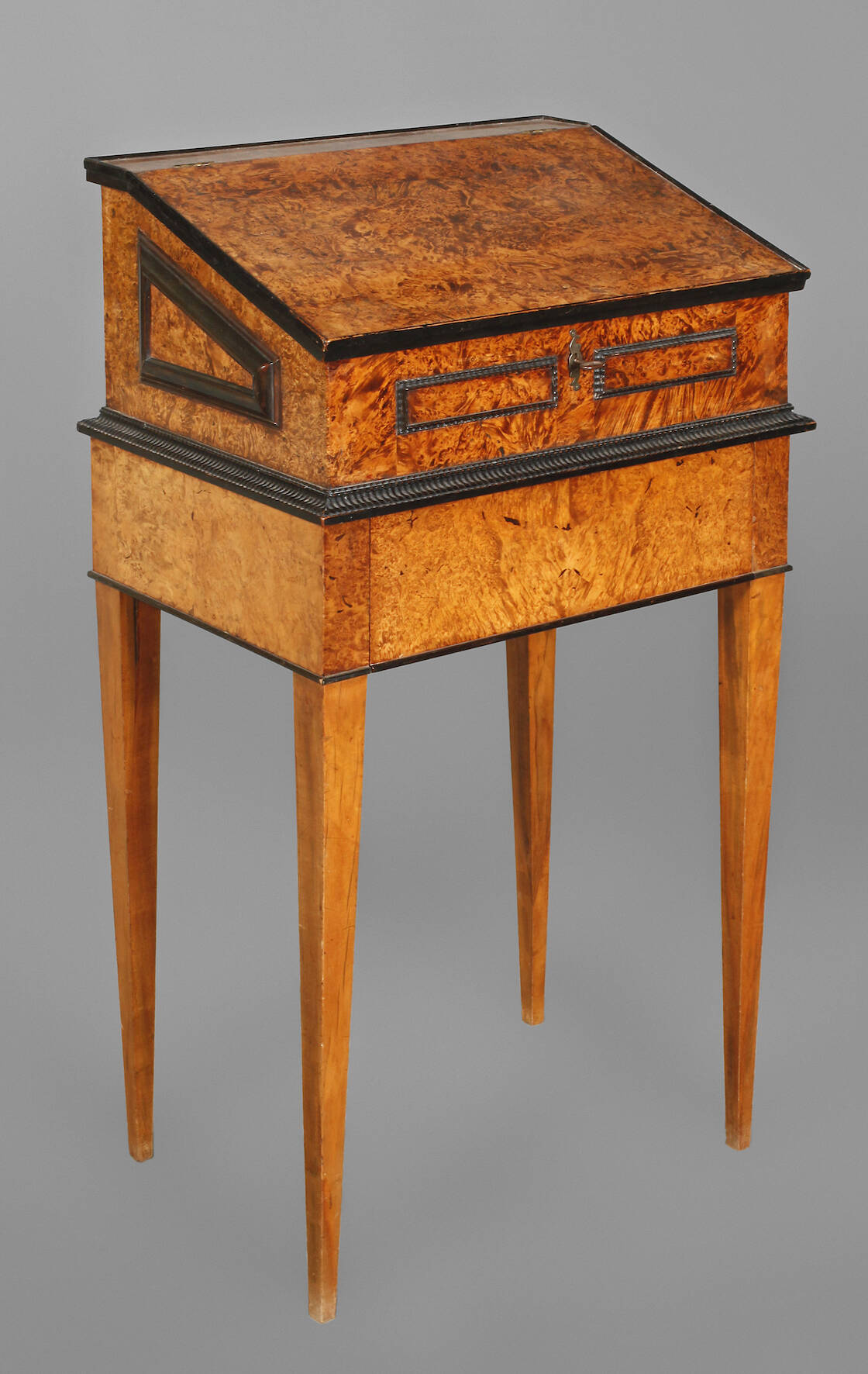 Seltenes Stehpult aus Adelsbesitz