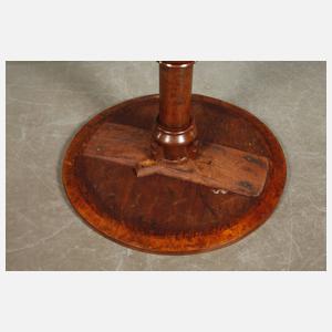 Kleiner neogotischer Salontisch