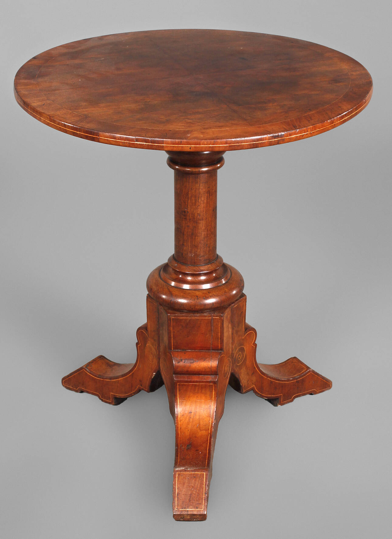 Kleiner neogotischer Salontisch