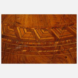 Intarsiertes Tischchen