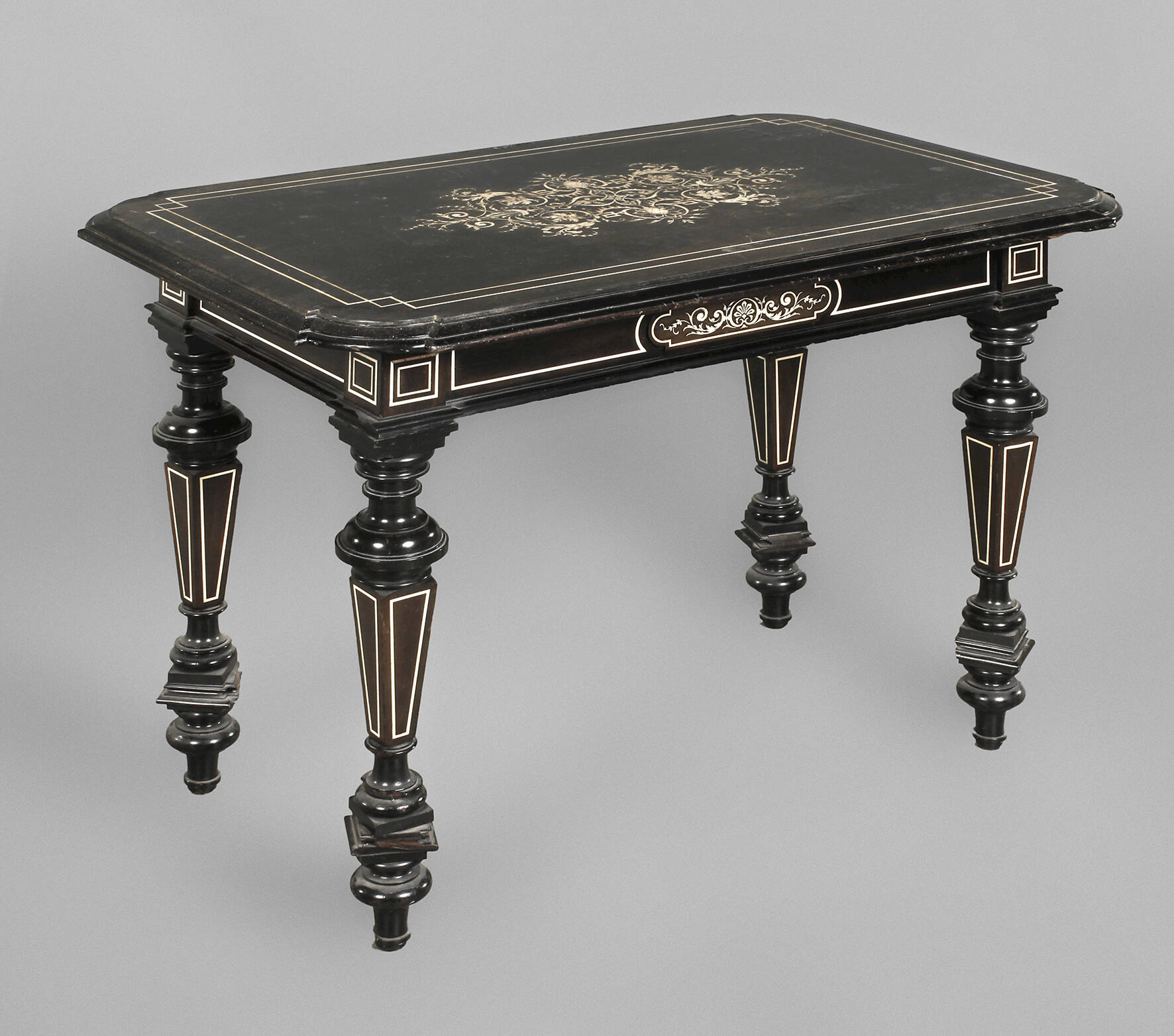 Tisch Neorenaissance