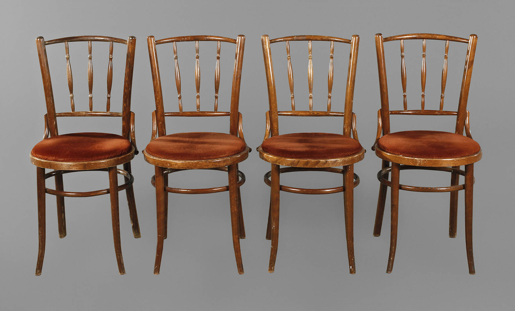 Vier Caféhausstühle