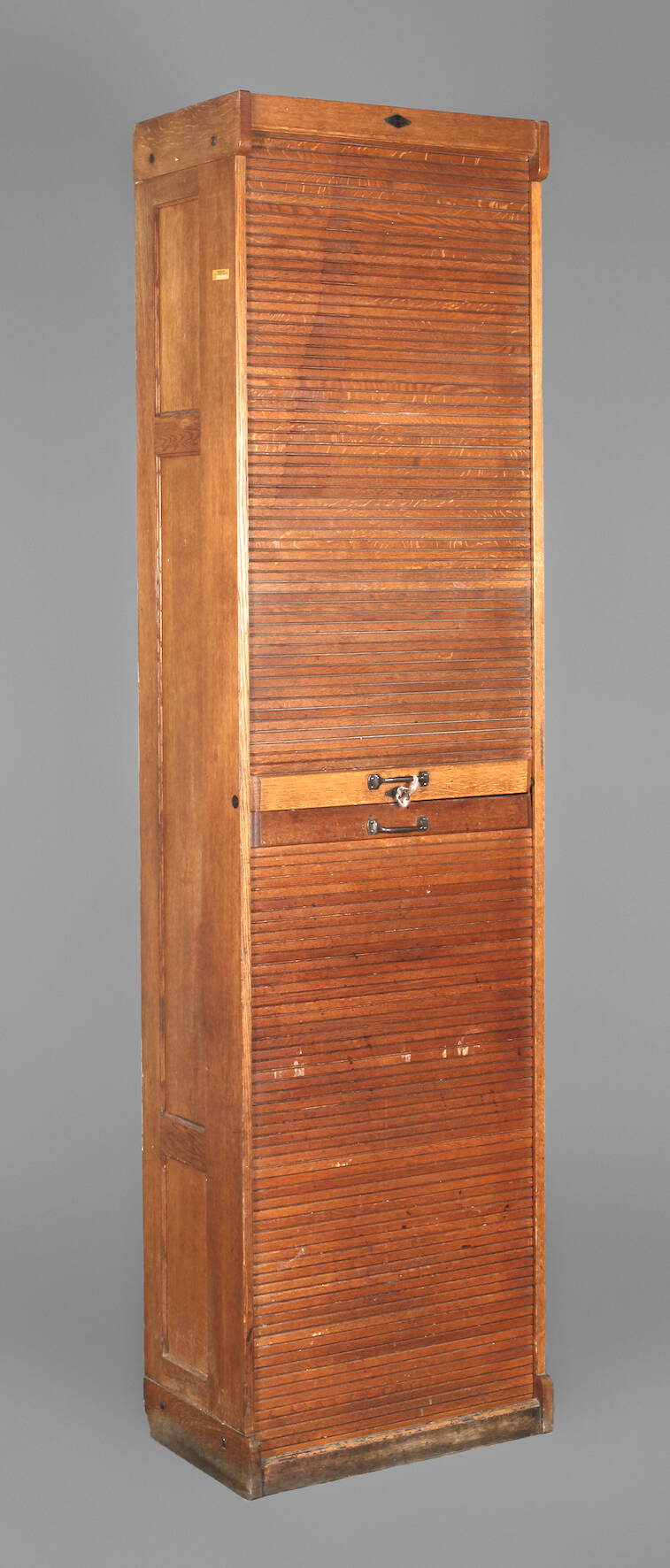 Hoher Aktenrollschrank