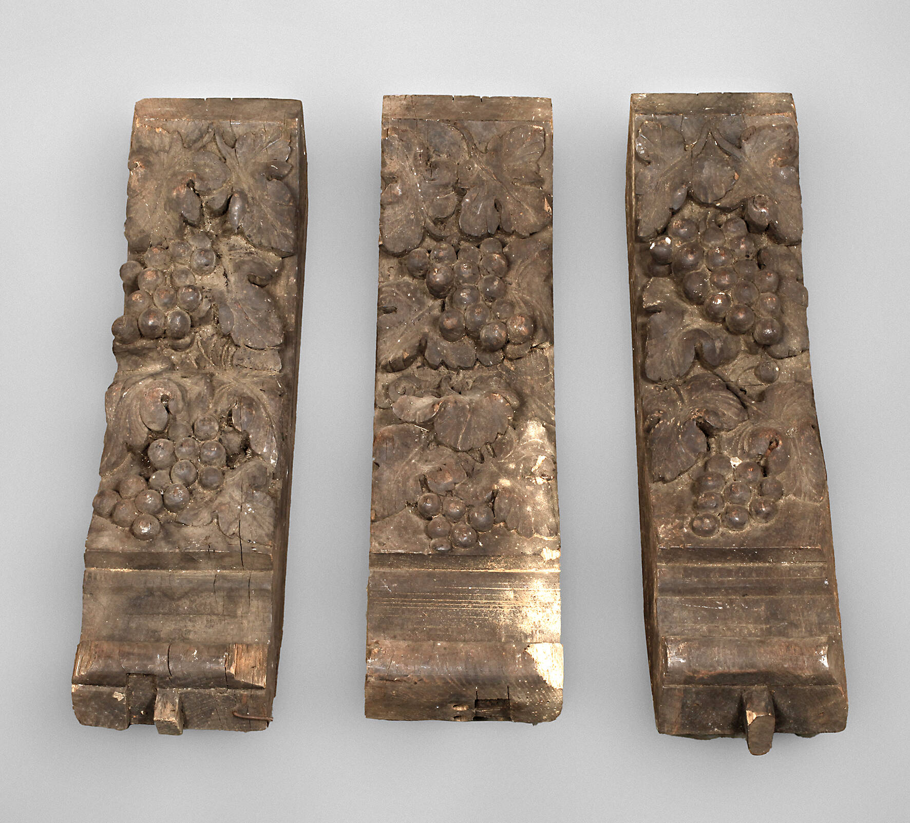 Drei beschnitzte Konsolen