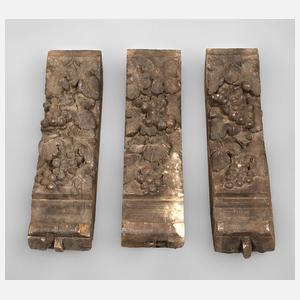 Drei beschnitzte Konsolen