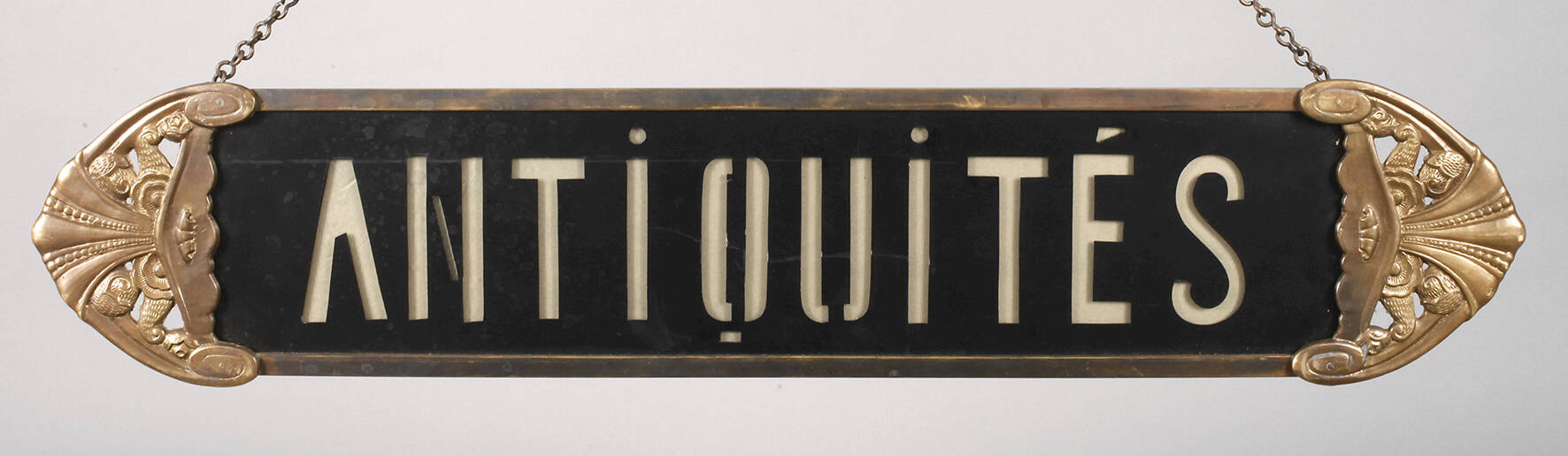 Glaswerbeschild für ein Antiquitätengeschäft