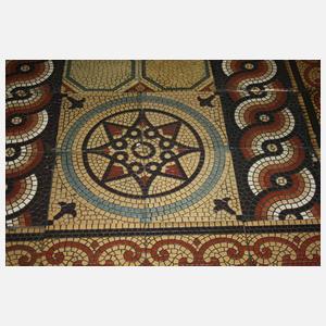 Feiner Fliesenteppich HIstorismus