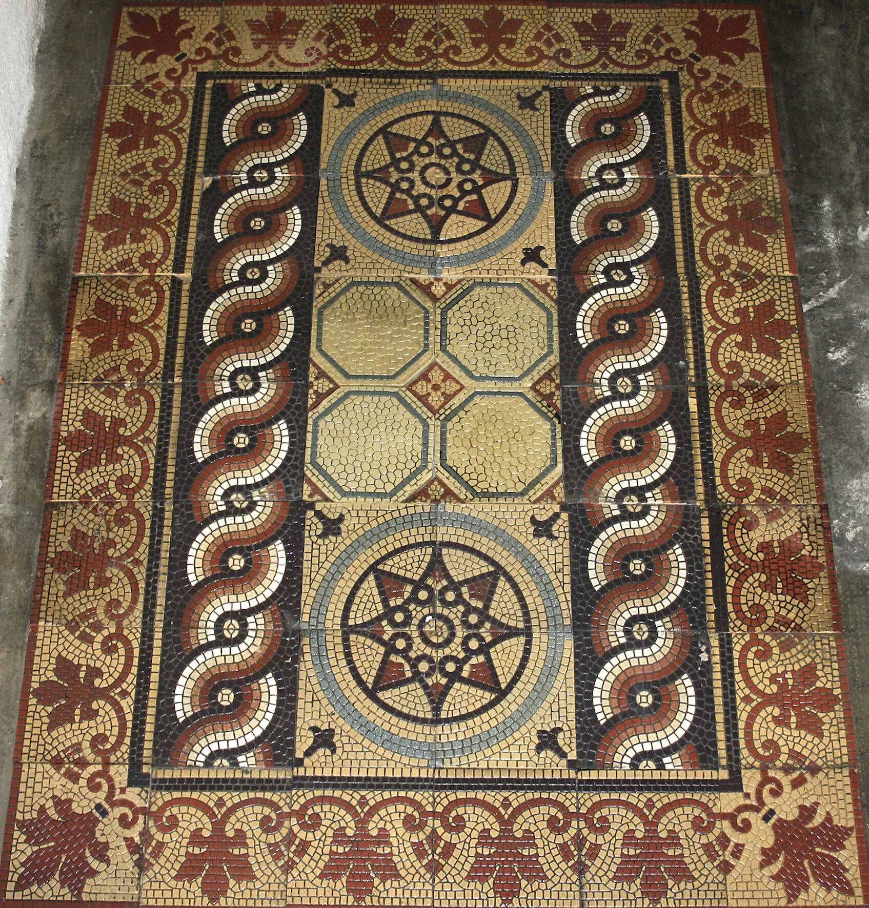 Feiner Fliesenteppich HIstorismus