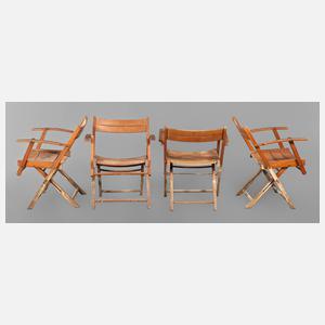 Vier Gartenstühle