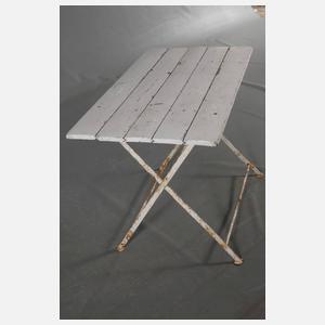 Gartentisch und vier Stühle