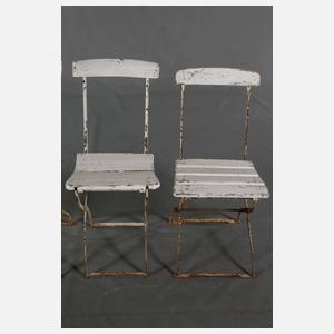 Gartentisch und vier Stühle